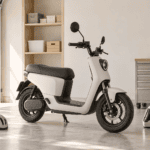 Ein weißer Elektroroller steht in einer hellen Garage, links davon liegt ein Fahrradhelm und rechts ein Motorradhelm auf dem Boden.